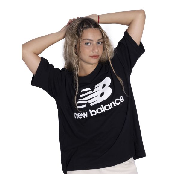 Remera New Balance Essentials Stacked Logo